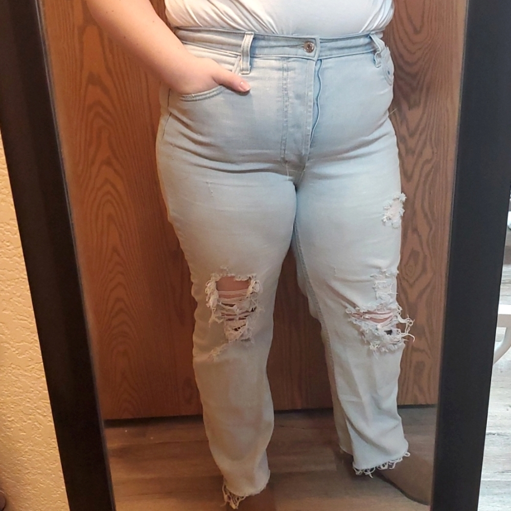 Wild Fable high rise straight light wash distressed deniem in size 12